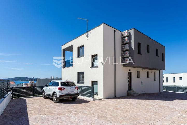 Vodice, moderna dvojna kuća s bazenom, novogradnja 169,89 m²