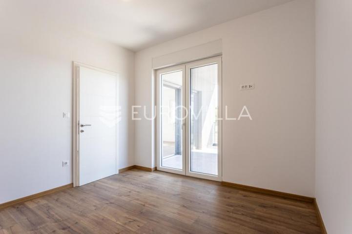 Vodice, moderna dvojna kuća s bazenom, novogradnja 169,89 m²