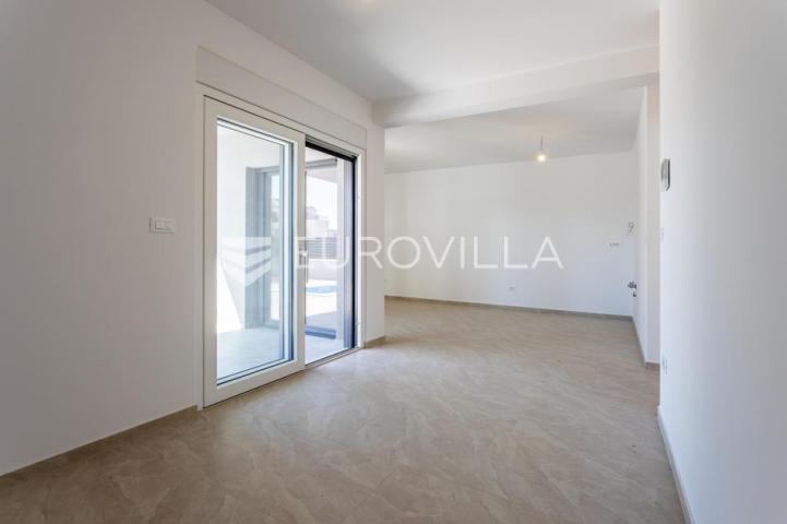 Vodice, moderna dvojna kuća s bazenom, novogradnja 169,89 m²