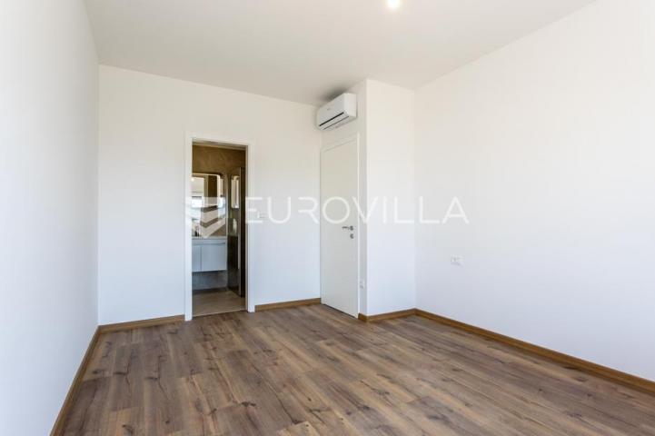 Vodice, moderna dvojna kuća s bazenom, novogradnja 169,89 m²