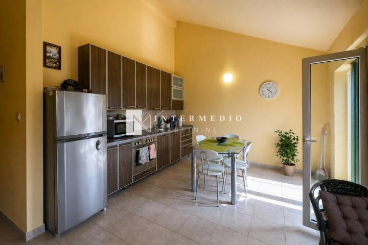 Namješten jednosoban stan 58 m² – Đenovići, 100 m od mora