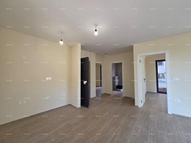 Stan Dvosoban stan s velikim vrtom 100 metara do rive. 