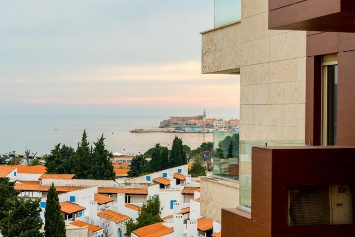 Luksuzno opremljen jednosoban stan sa pogledom na more i garaznim mestom-Budva (izdavanje na duzi pe