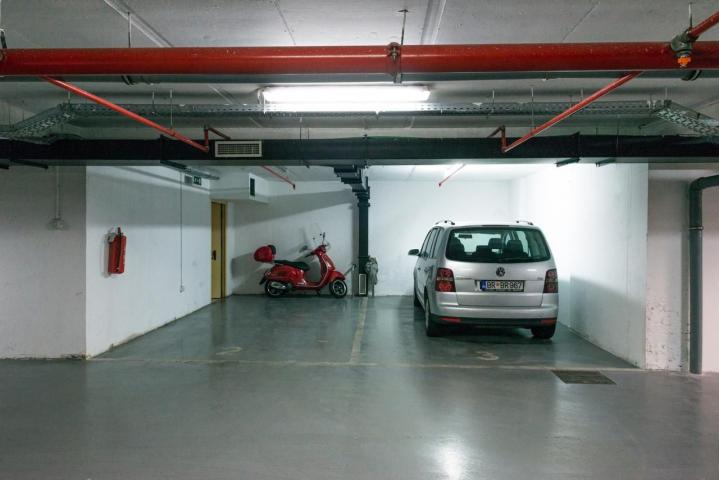 Luksuzno opremljen jednosoban stan sa pogledom na more i garaznim mestom-Budva (izdavanje na duzi pe