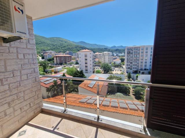 Nov trosoban stan površine 107m2 sa panoramskim pogledom na more, Bečići. 