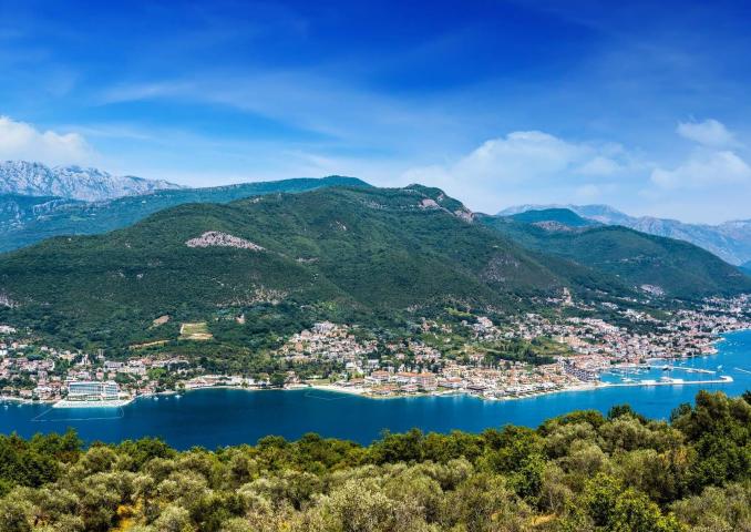Jednosoban stan 47m2+120m2 gratis terase u novom stambenom kompleksu sa bazenom-Kumbor, Herceg Novi