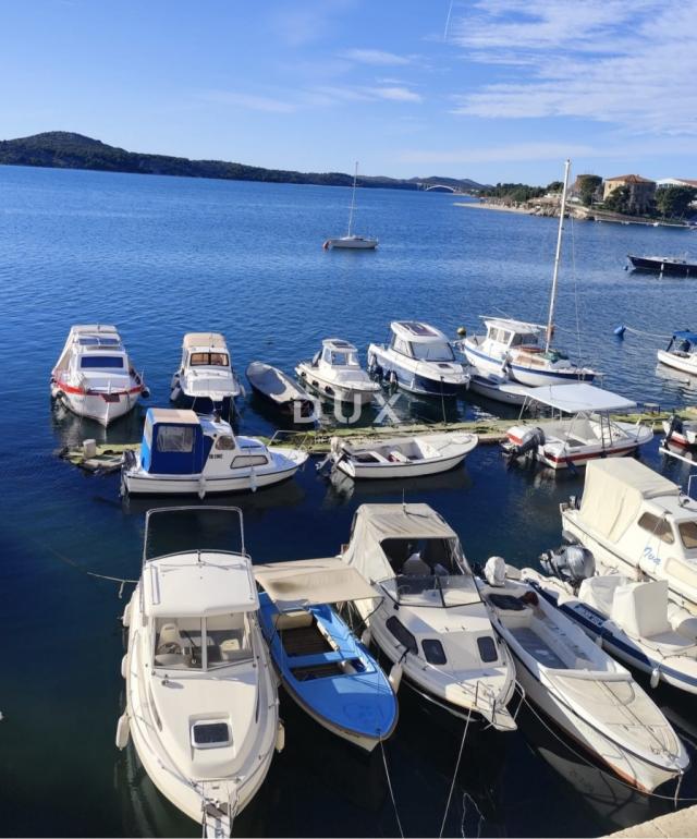 ŠIBENIK, RIVA - Povijesna kamena kuća uz more s poslovnim prihodom