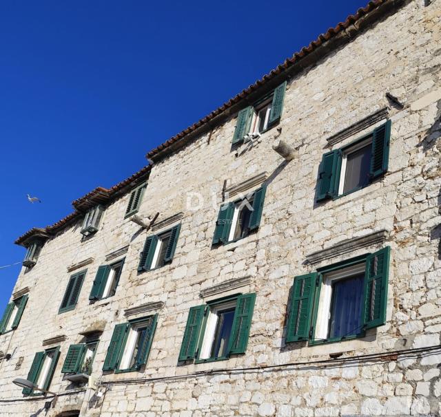 ŠIBENIK, RIVA - Povijesna kamena kuća uz more s poslovnim prihodom