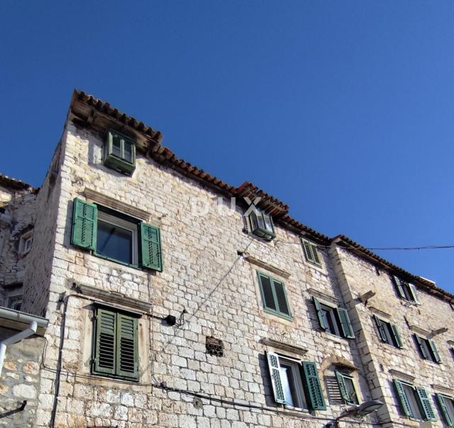 ŠIBENIK, RIVA - Povijesna kamena kuća uz more s poslovnim prihodom