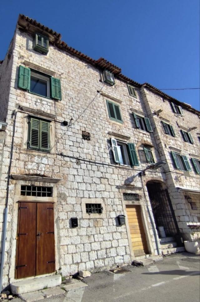 ŠIBENIK, RIVA - Povijesna kamena kuća uz more s poslovnim prihodom
