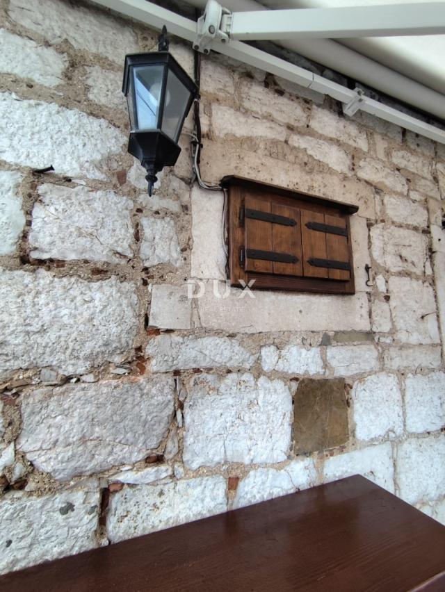 ŠIBENIK, RIVA - Povijesna kamena kuća uz more s poslovnim prihodom
