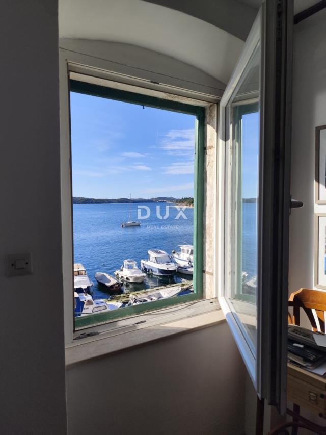 ŠIBENIK, RIVA - Povijesna kamena kuća uz more s poslovnim prihodom
