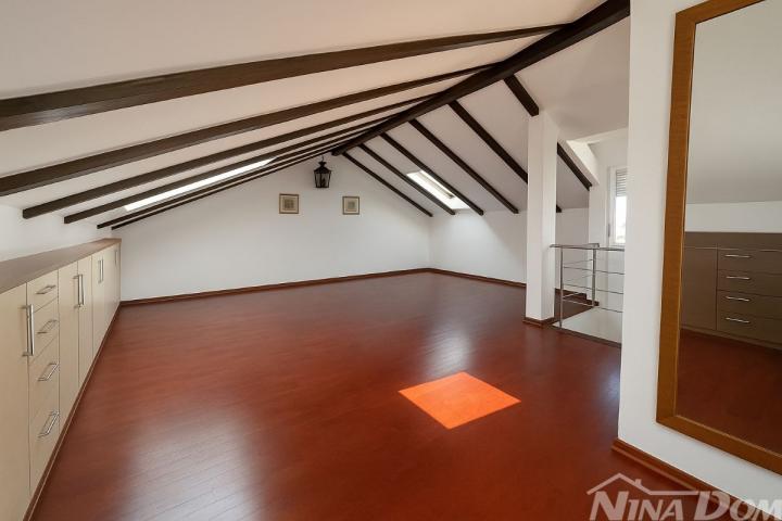 VIŠNJIK – Prostran dvoetažni stan 140 m² s pogledom na grad