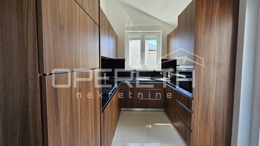 Novalja – 92 m², pogled na more, 3 terase, 2 parkinga