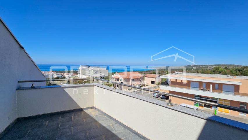 Novalja – 92 m², pogled na more, 3 terase, 2 parkinga