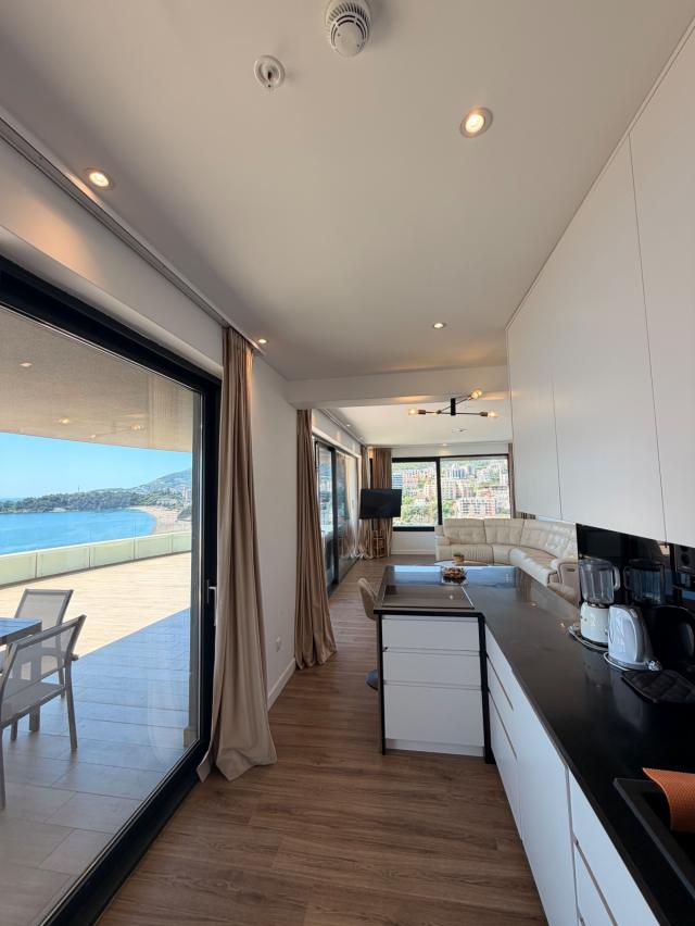 LUKSUZAN PENTHOUSE SA 360° POGLEDOM NA MORE -PRVA LINIJA MORA
