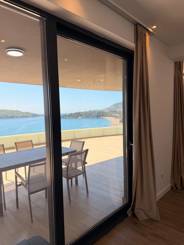LUKSUZAN PENTHOUSE SA 360° POGLEDOM NA MORE -PRVA LINIJA MORA