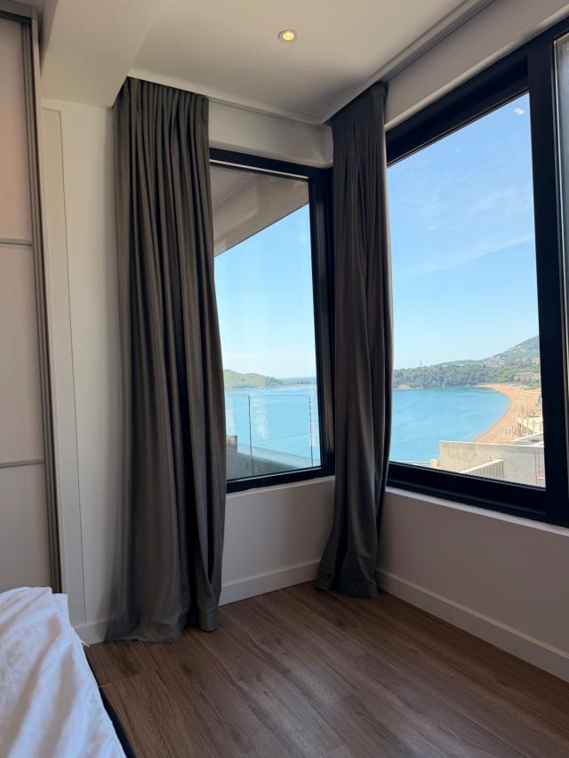 LUKSUZAN PENTHOUSE SA 360° POGLEDOM NA MORE -PRVA LINIJA MORA