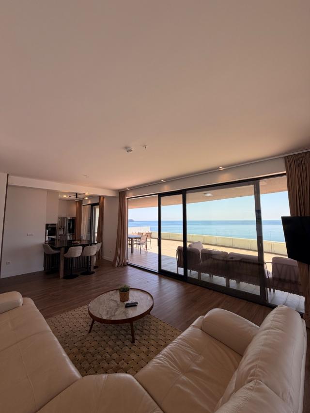 LUKSUZAN PENTHOUSE SA 360° POGLEDOM NA MORE -PRVA LINIJA MORA