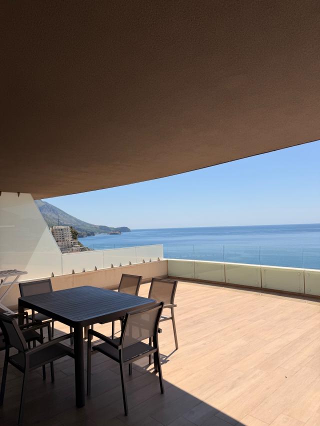 LUKSUZAN PENTHOUSE SA 360° POGLEDOM NA MORE -PRVA LINIJA MORA
