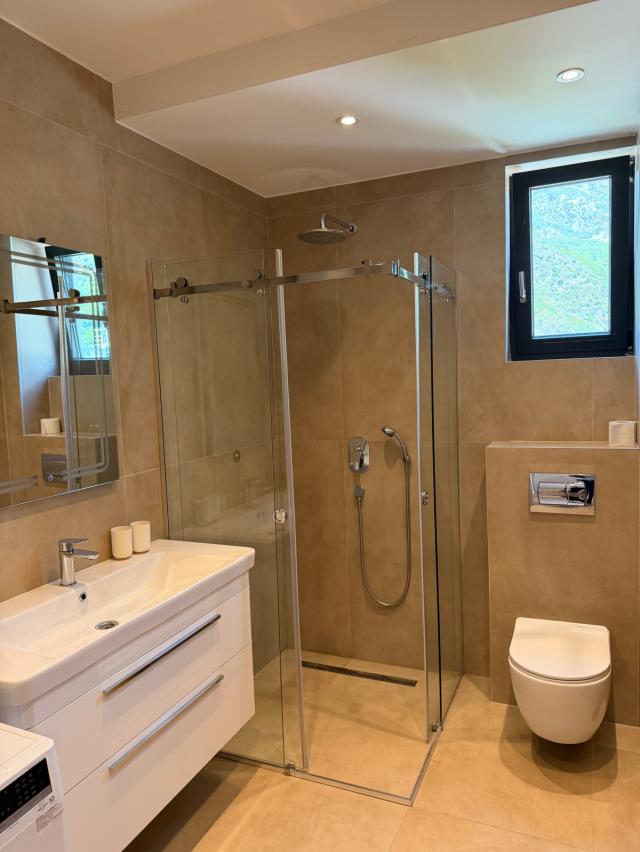 LUKSUZAN PENTHOUSE SA 360° POGLEDOM NA MORE -PRVA LINIJA MORA