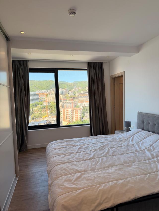 LUKSUZAN PENTHOUSE SA 360° POGLEDOM NA MORE -PRVA LINIJA MORA