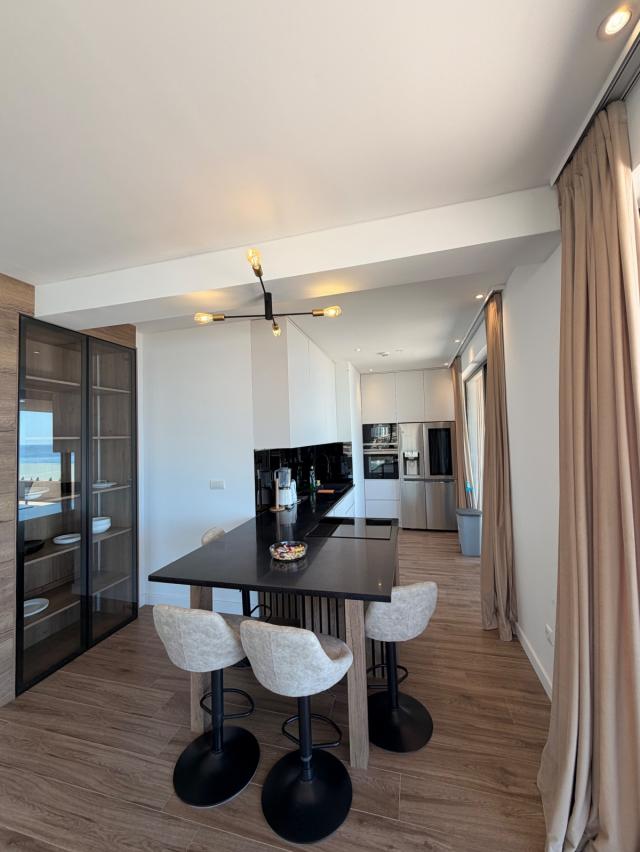LUKSUZAN PENTHOUSE SA 360° POGLEDOM NA MORE -PRVA LINIJA MORA
