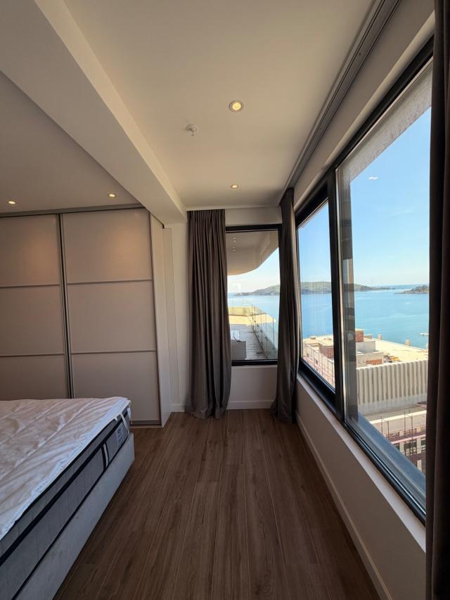 LUKSUZAN PENTHOUSE SA 360° POGLEDOM NA MORE -PRVA LINIJA MORA
