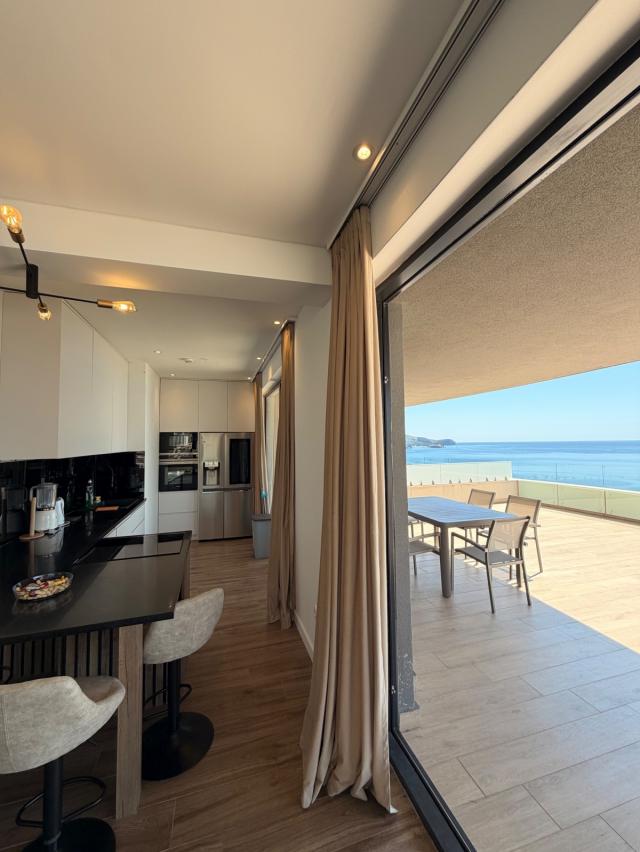 LUKSUZAN PENTHOUSE SA 360° POGLEDOM NA MORE -PRVA LINIJA MORA