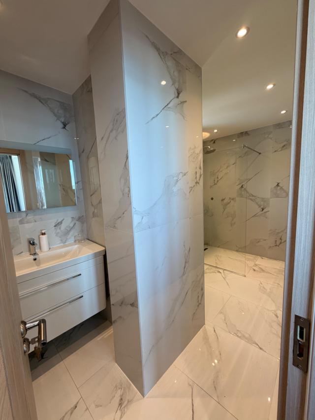 LUKSUZAN PENTHOUSE SA 360° POGLEDOM NA MORE -PRVA LINIJA MORA