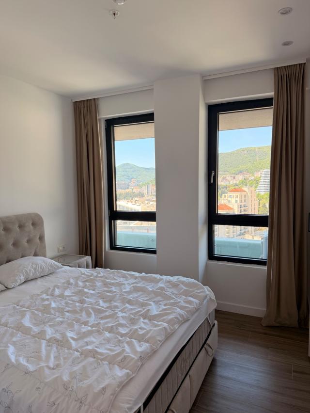 LUKSUZAN PENTHOUSE SA 360° POGLEDOM NA MORE -PRVA LINIJA MORA