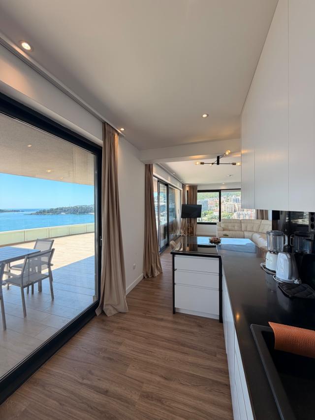 LUKSUZAN PENTHOUSE SA 360° POGLEDOM NA MORE -PRVA LINIJA MORA