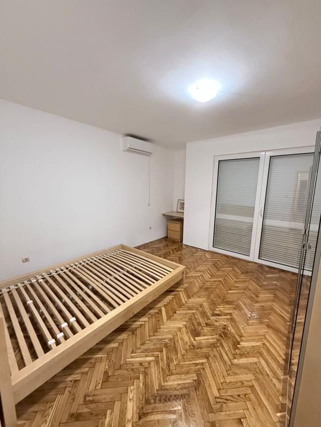 Dvosoban namesten stan od 80m² na atraktivnoj lokaciji u Bečićima