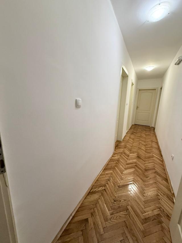 Dvosoban namesten stan od 80m² na atraktivnoj lokaciji u Bečićima