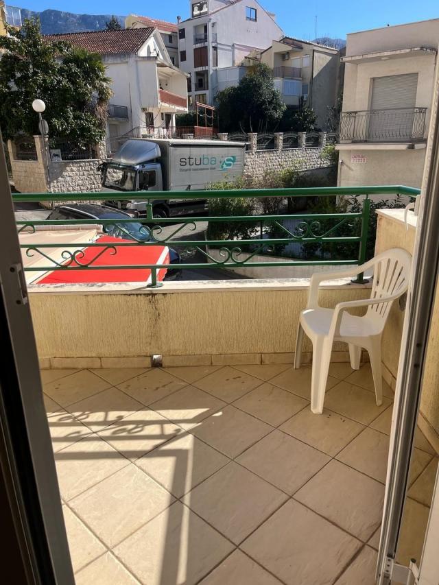 Dvosoban namesten stan od 80m² na atraktivnoj lokaciji u Bečićima