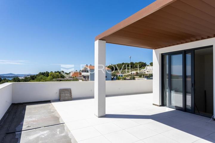 Vodice, luksuzan stan na tri etaže s bazenom i krovnom terasom s panoramskim pogledom na more