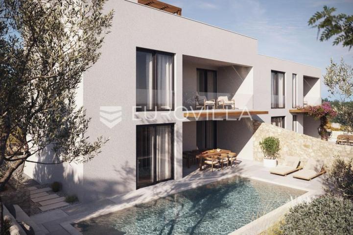 Vodice, luksuzan stan na tri etaže s bazenom i krovnom terasom s panoramskim pogledom na more
