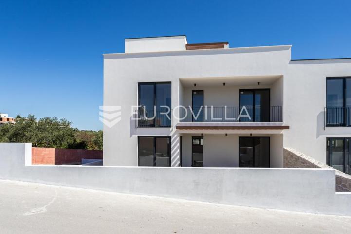 Vodice, luksuzan stan na tri etaže s bazenom i krovnom terasom s panoramskim pogledom na more
