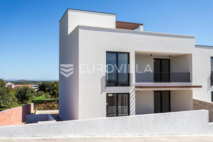 Vodice, luksuzan stan na tri etaže s bazenom i krovnom terasom s panoramskim pogledom na more