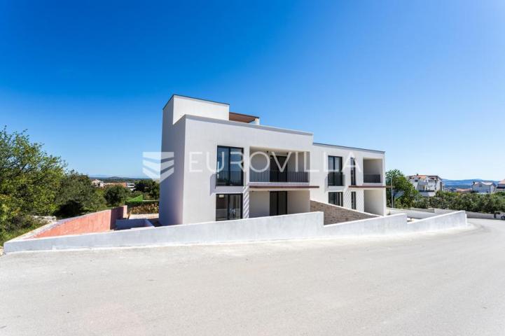Vodice, luksuzan stan na tri etaže s bazenom i krovnom terasom s panoramskim pogledom na more