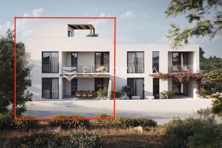 Vodice, luksuzan stan na tri etaže s bazenom i krovnom terasom s panoramskim pogledom na more