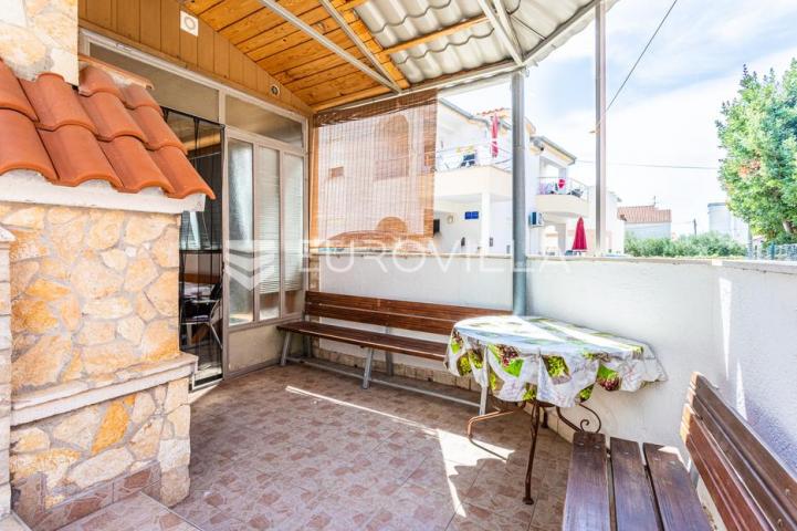 Vodice, apartmanska kuća u blizini mora