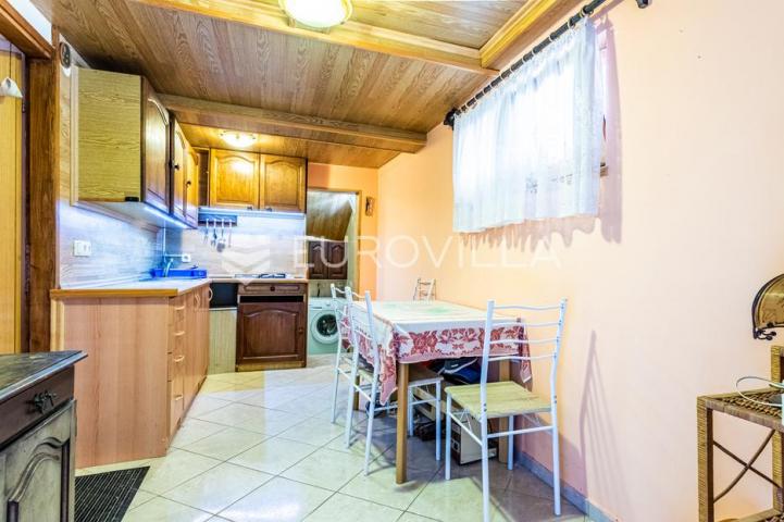 Vodice, apartmanska kuća u blizini mora