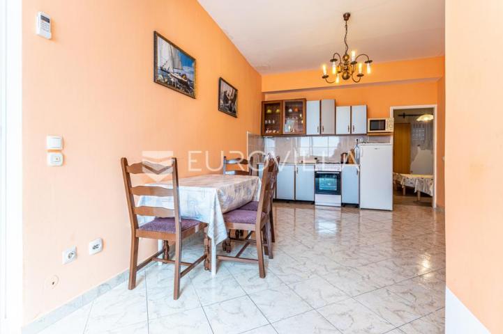 Vodice, apartmanska kuća u blizini mora