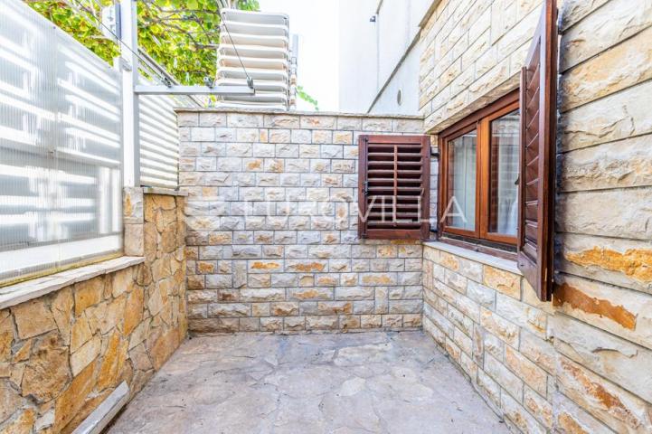 Vodice, apartmanska kuća u blizini mora