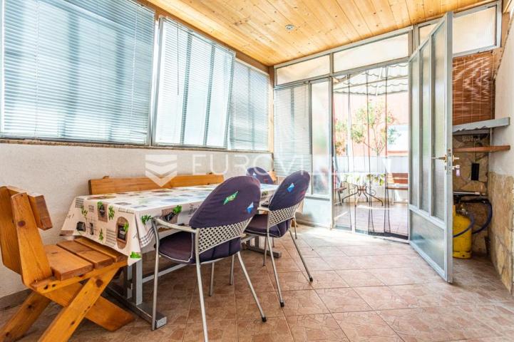 Vodice, apartmanska kuća u blizini mora