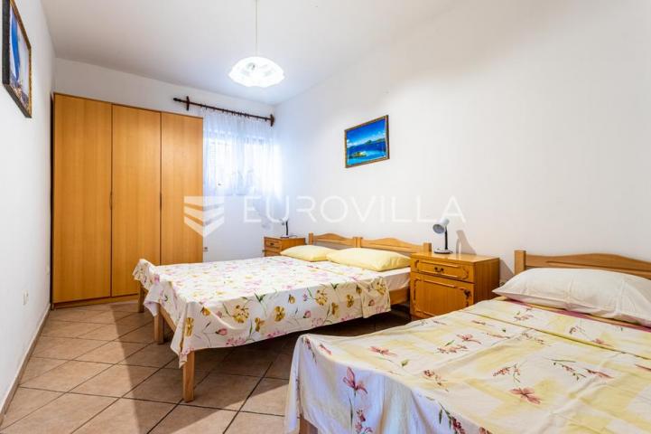 Vodice, apartmanska kuća u blizini mora
