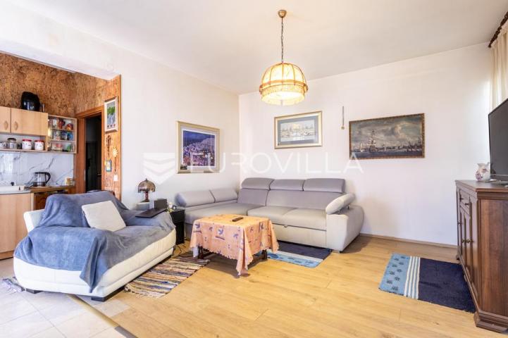Vodice, apartmanska kuća u blizini mora