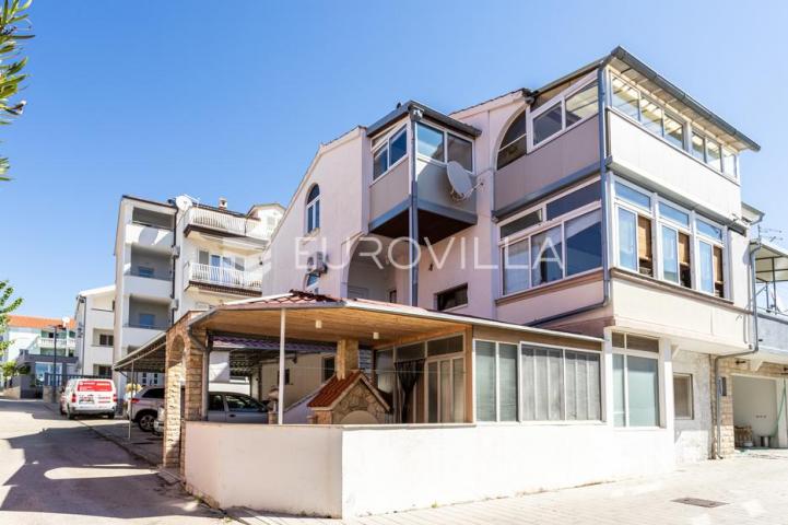 Vodice, apartmanska kuća u blizini mora