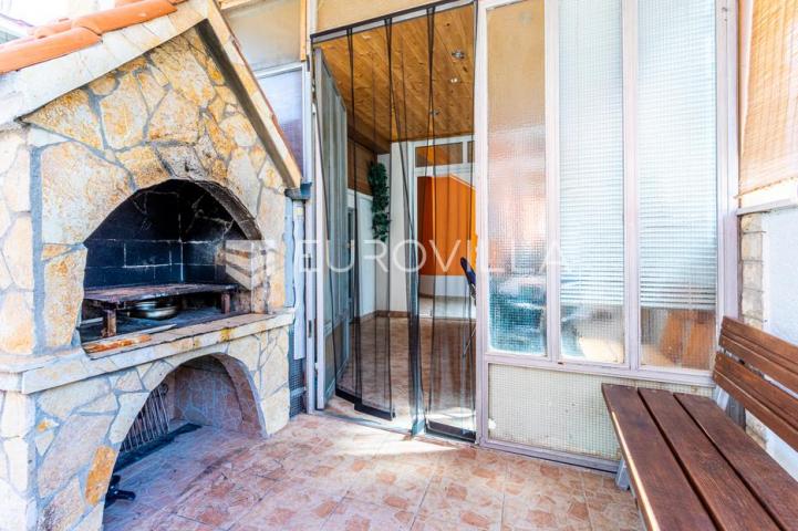 Vodice, apartmanska kuća u blizini mora
